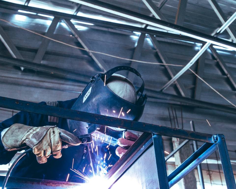 Spawanie konstrukcji metalowej w zakładzie EMSPAW-INOXALU w Gołąbku pod Siedlcami
